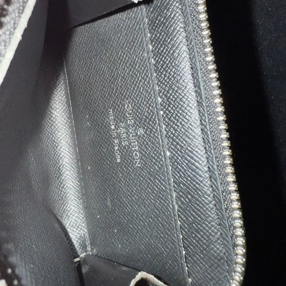 Used in excellent condition Louis Vuitton blk Gray Eclipse Monogram Card Holder